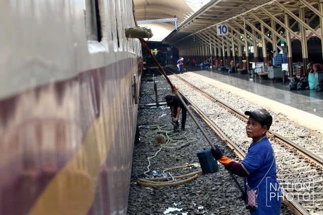 พนักงานคาร์แคร์รถไฟ