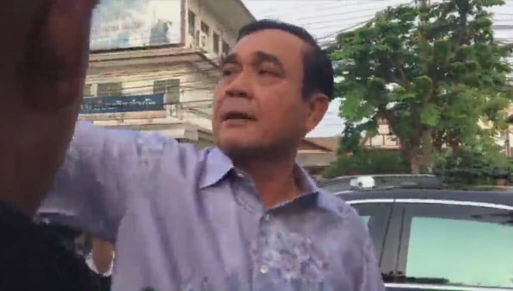 (คลิป) ลีลา "บิ๊กตู่" รดน้ำสงกรานต์นักข่าว (คลิป) ลีลา "บิ๊กตู่" รดน้ำสงกรานต์นักข่าว