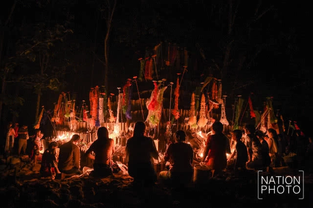 ก่อเจดีย์ทราย ตามสไตล์สงกรานต์มอญ สังขละบุรี