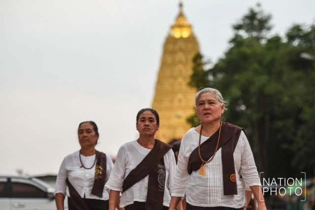 ก่อเจดีย์ทราย ตามสไตล์สงกรานต์มอญ สังขละบุรี