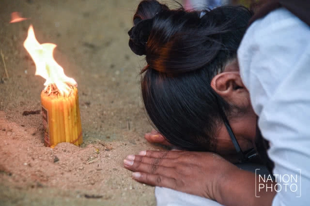 ก่อเจดีย์ทราย ตามสไตล์สงกรานต์มอญ สังขละบุรี