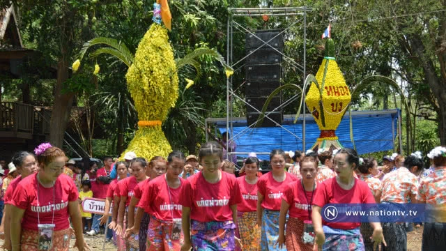 ชาวอาฮีสืบสานประเพณีแห่ต้นดอกไม้ยิ่งใหญ่