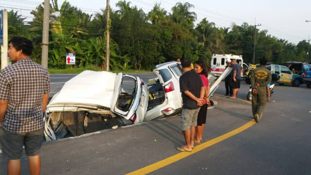 คนขับหลับใน! ชนเสาไฟ-หลักกิโล ดับ 2 สาหัส 3