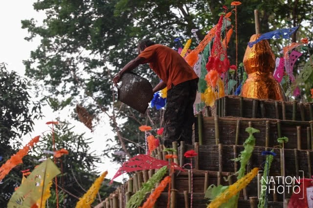 ก่อเจดีย์ทราย ตามสไตล์สงกรานต์มอญ สังขละบุรี