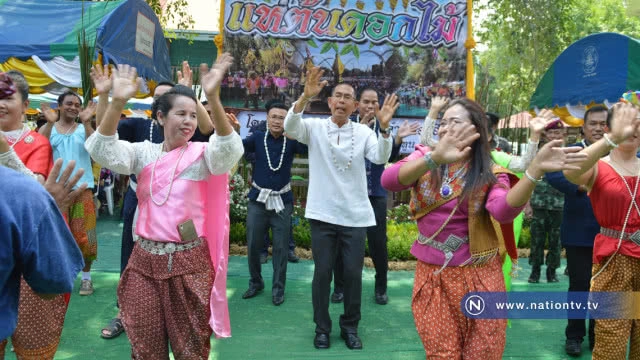 ชาวอาฮีสืบสานประเพณีแห่ต้นดอกไม้ยิ่งใหญ่