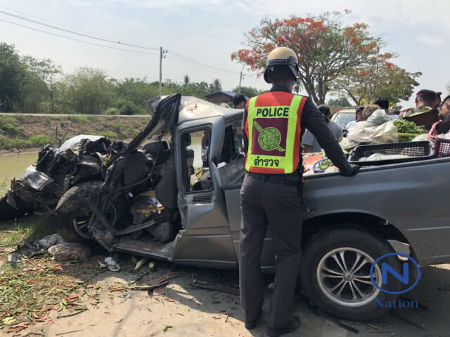กำนันหญิงคนดังเมืองอ่างทอง
ขับกระบะอัดต้นไม้ ป้าดับ ตัวเองและแม่เจ็บ