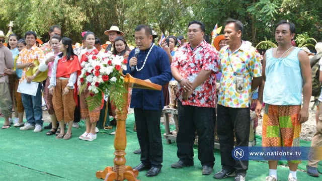 ชาวอาฮีสืบสานประเพณีแห่ต้นดอกไม้ยิ่งใหญ่