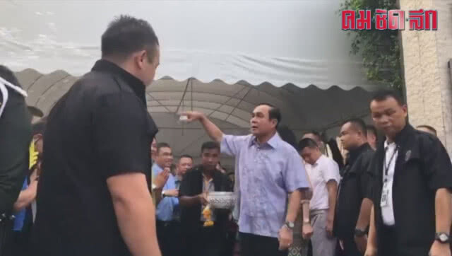 (คลิป) ลีลา "บิ๊กตู่" รดน้ำสงกรานต์นักข่าว