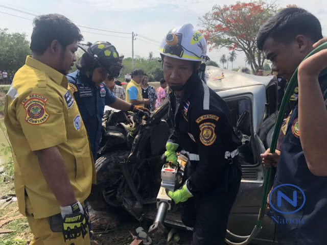 กำนันหญิงคนดังเมืองอ่างทอง
ขับกระบะอัดต้นไม้ ป้าดับ ตัวเองและแม่เจ็บ