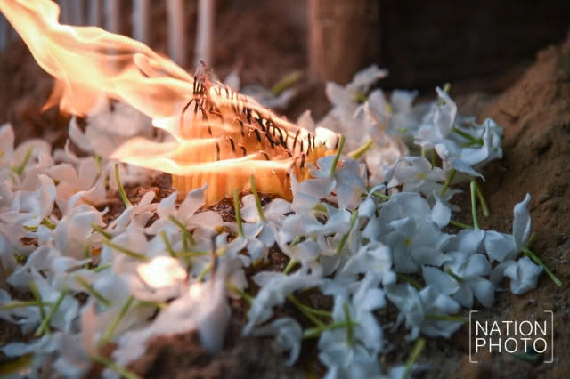 ก่อเจดีย์ทราย ตามสไตล์สงกรานต์มอญ สังขละบุรี