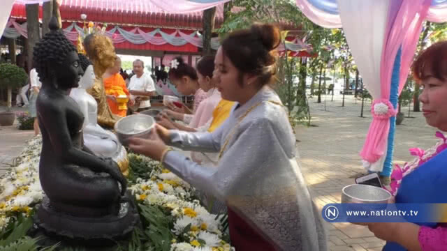 แห่สวมชุดไทยกราบไหว้ปิดทอง "ขอพรหลวงพ่อดำ" วันหยุดสุดท้าย