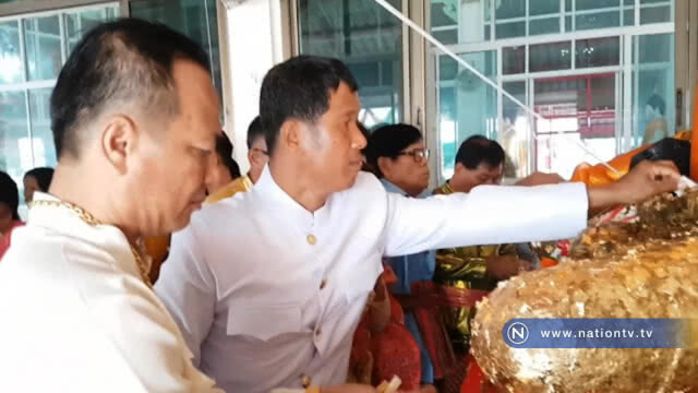 แห่สวมชุดไทยกราบไหว้ปิดทอง "ขอพรหลวงพ่อดำ" วันหยุดสุดท้าย