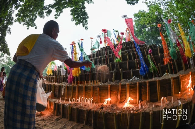 ก่อเจดีย์ทราย ตามสไตล์สงกรานต์มอญ สังขละบุรี