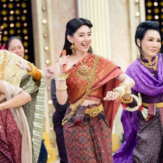 แฟนๆ "บุพเพสันนิวาส" ได้โชค หลัง "แม่หญิงการะเกด" 
ให้เลขเด็ด ถูกกันทั้งพระนคร