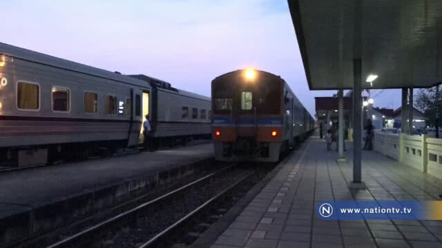 หอบหิ้วข้าวสารขึ้นรถไฟแน่นกลับกรุงหลังสงกรานต์