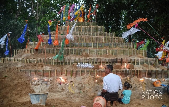 ก่อเจดีย์ทราย ตามสไตล์สงกรานต์มอญ สังขละบุรี