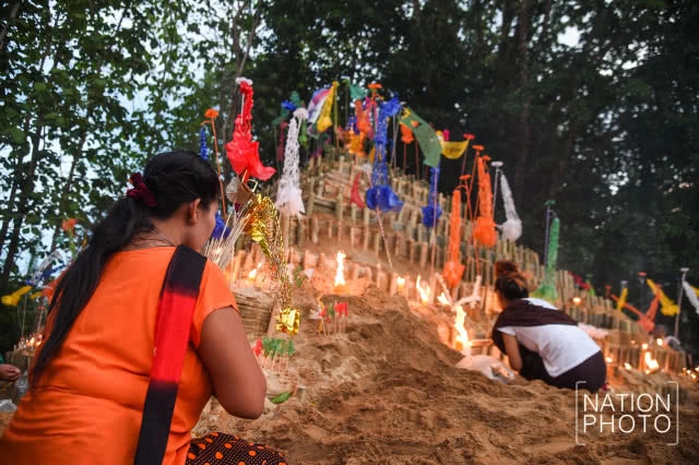 ก่อเจดีย์ทราย ตามสไตล์สงกรานต์มอญ สังขละบุรี