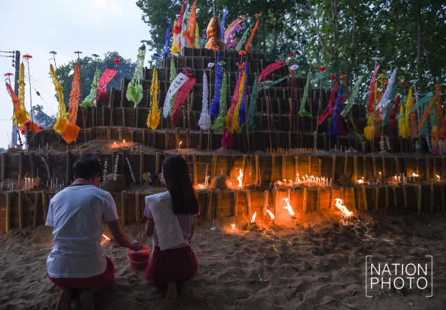 ก่อเจดีย์ทราย ตามสไตล์สงกรานต์มอญ สังขละบุรี