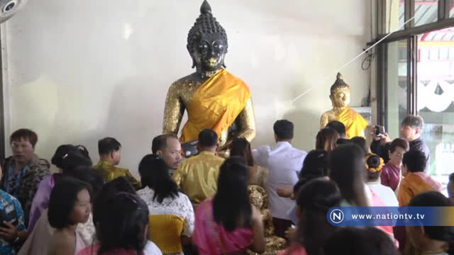 แห่สวมชุดไทยกราบไหว้ปิดทอง "ขอพรหลวงพ่อดำ" วันหยุดสุดท้าย