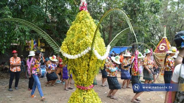 ชาวอาฮีสืบสานประเพณีแห่ต้นดอกไม้ยิ่งใหญ่
