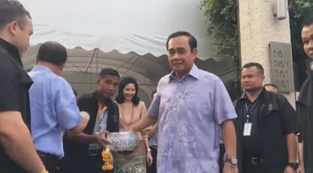 (คลิป) ลีลา "บิ๊กตู่" รดน้ำสงกรานต์นักข่าว