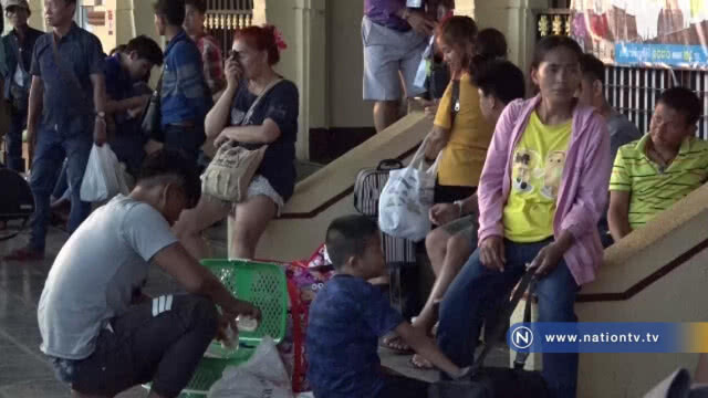 หอบหิ้วข้าวสารขึ้นรถไฟแน่นกลับกรุงหลังสงกรานต์