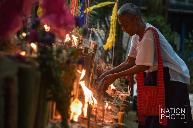 ก่อเจดีย์ทราย ตามสไตล์สงกรานต์มอญ สังขละบุรี