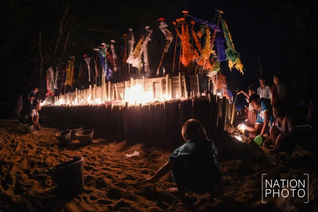 ก่อเจดีย์ทราย ตามสไตล์สงกรานต์มอญ สังขละบุรี