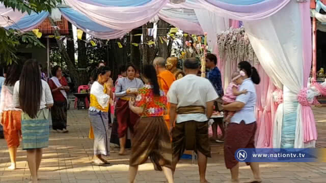 แห่สวมชุดไทยกราบไหว้ปิดทอง "ขอพรหลวงพ่อดำ" วันหยุดสุดท้าย