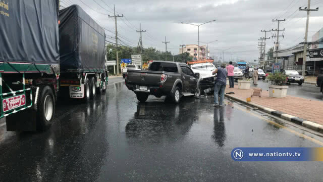 ฝนตกถนนลื่นกระบะเสยเกาะกลางชนกระบะเจ็บ 2 ราย