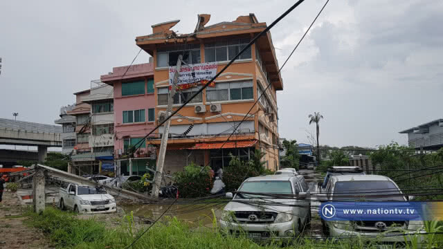 พายุฝนถล่มกรุงฯ ชาวบ้านย่านลาดกระบังอ่วม "เสาไฟฟ้าล้มระเนระนาด"