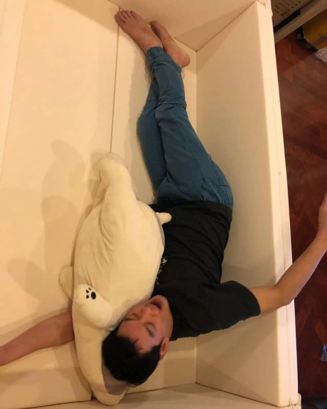 เก็บตัวเงียบอยู่กับบ้าน 'ชาคริต'  เฝ้าระวังภรรยาคลอดลูกชาย