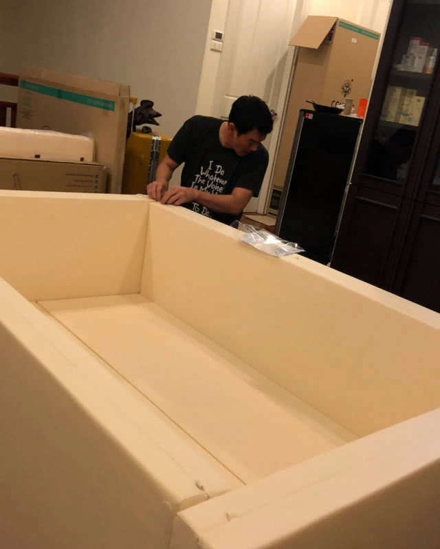 เก็บตัวเงียบอยู่กับบ้าน 'ชาคริต'  เฝ้าระวังภรรยาคลอดลูกชาย