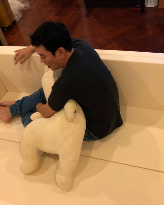 เก็บตัวเงียบอยู่กับบ้าน 'ชาคริต'  เฝ้าระวังภรรยาคลอดลูกชาย