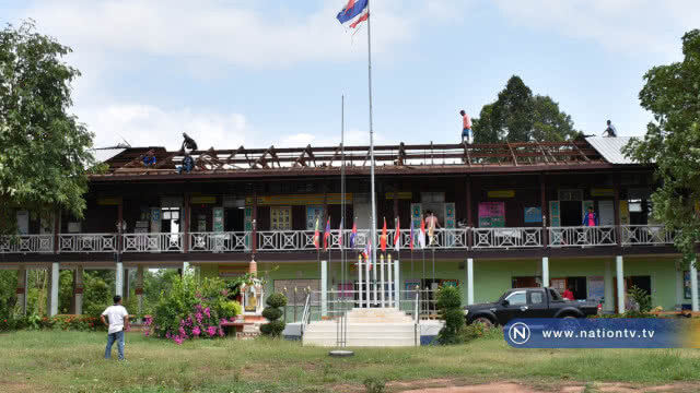 เร่งซ่อม! หลังคาโรงเรียนวัดบางกระทุ่มพายุพัดปลิวเสียหาย