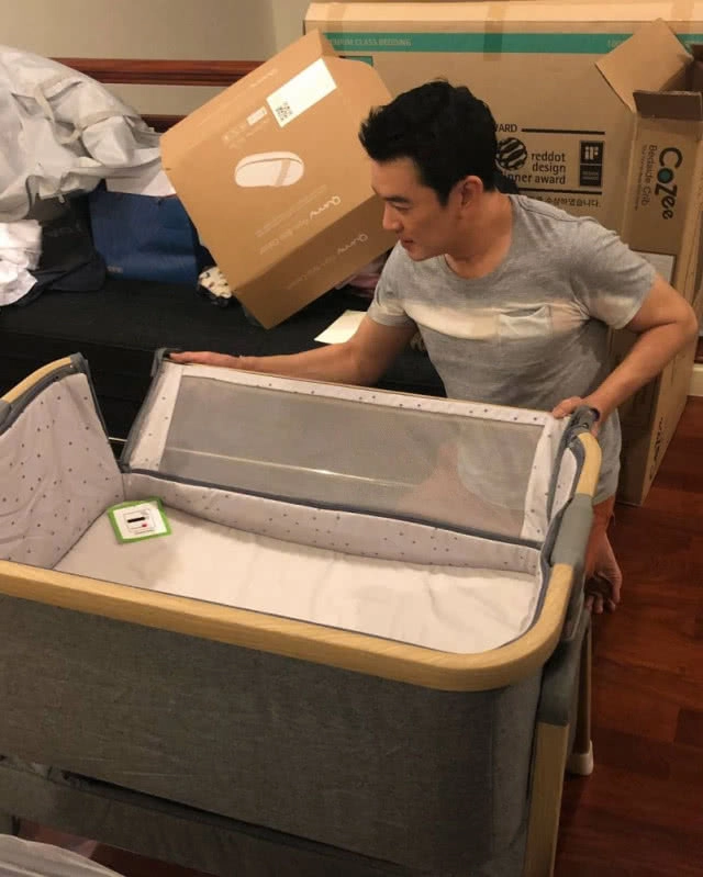 เก็บตัวเงียบอยู่กับบ้าน 'ชาคริต'  เฝ้าระวังภรรยาคลอดลูกชาย