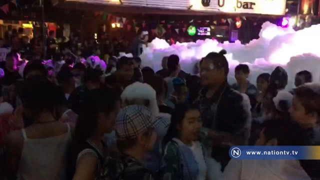 ปาร์ตี้โฟมวันไหลศรีราชาท่ามกลางสายฝน