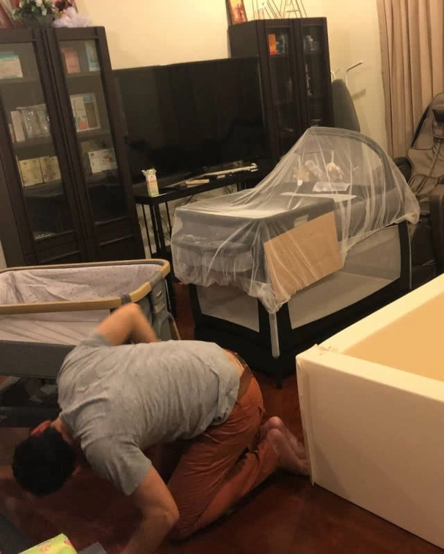 เก็บตัวเงียบอยู่กับบ้าน 'ชาคริต'  เฝ้าระวังภรรยาคลอดลูกชาย