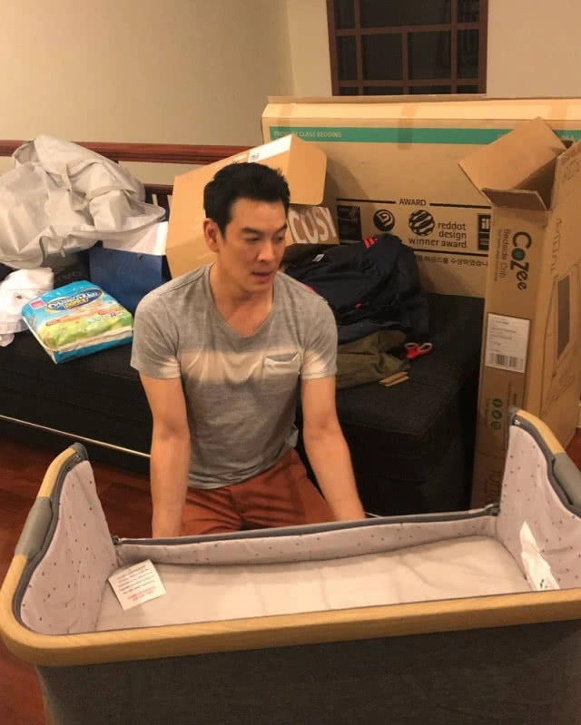 เก็บตัวเงียบอยู่กับบ้าน 'ชาคริต'  เฝ้าระวังภรรยาคลอดลูกชาย