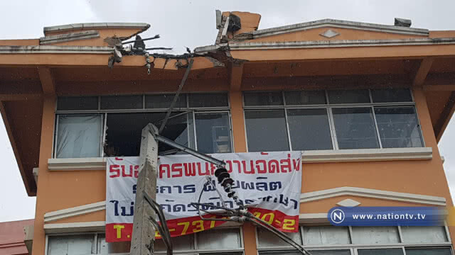 พายุฝนถล่มกรุงฯ ชาวบ้านย่านลาดกระบังอ่วม "เสาไฟฟ้าล้มระเนระนาด"