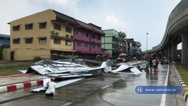 พายุฝนถล่มกรุงฯ ชาวบ้านย่านลาดกระบังอ่วม "เสาไฟฟ้าล้มระเนระนาด"