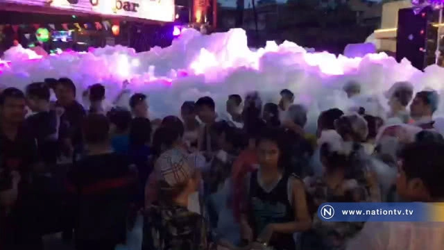 ปาร์ตี้โฟมวันไหลศรีราชาท่ามกลางสายฝน