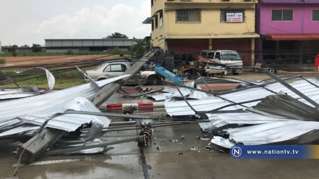 พายุฝนถล่มกรุงฯ ชาวบ้านย่านลาดกระบังอ่วม "เสาไฟฟ้าล้มระเนระนาด"