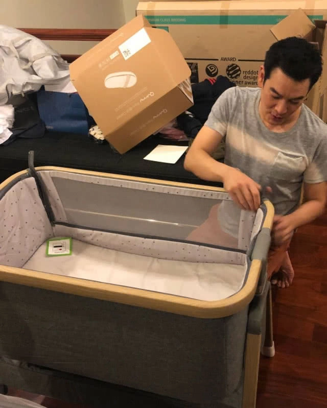 เก็บตัวเงียบอยู่กับบ้าน 'ชาคริต'  เฝ้าระวังภรรยาคลอดลูกชาย