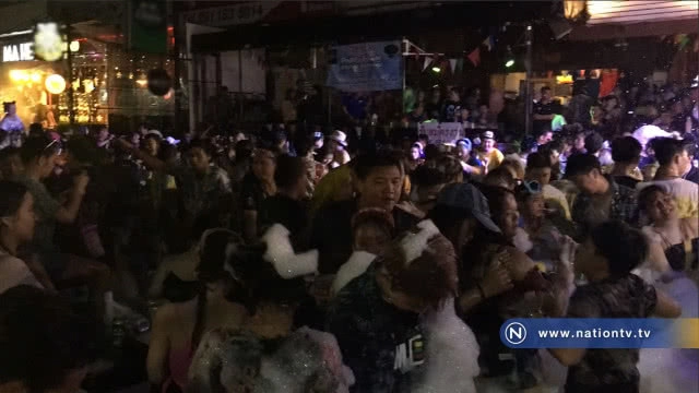 ปาร์ตี้โฟมวันไหลศรีราชาท่ามกลางสายฝน