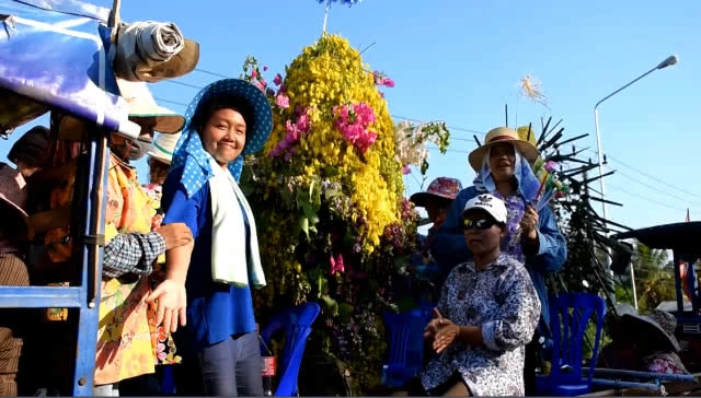 ประเพณีโบราณสืบทอดหลายร้อยปี แห่ช้างเผือกดอกฝ้าย ต้นผึ้ง ต้นทาน