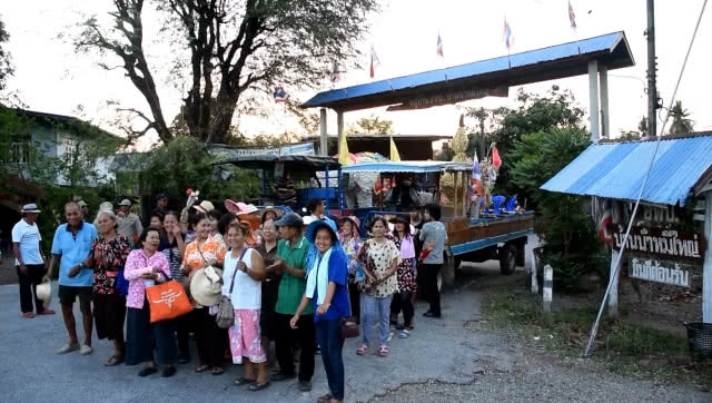 ประเพณีโบราณสืบทอดหลายร้อยปี แห่ช้างเผือกดอกฝ้าย ต้นผึ้ง ต้นทาน