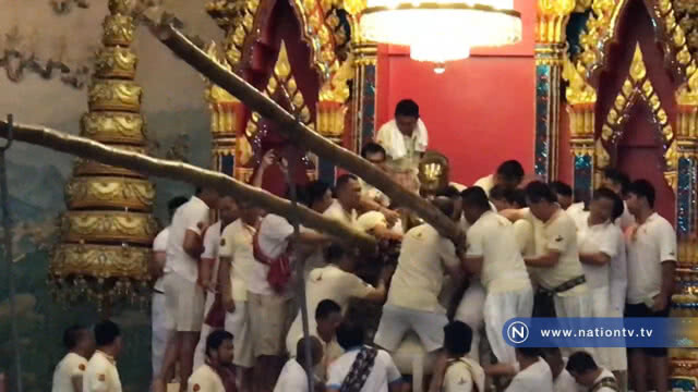มหาชน "แห่พระใส" กลับอุโบสถปิดงานสงกรานต์