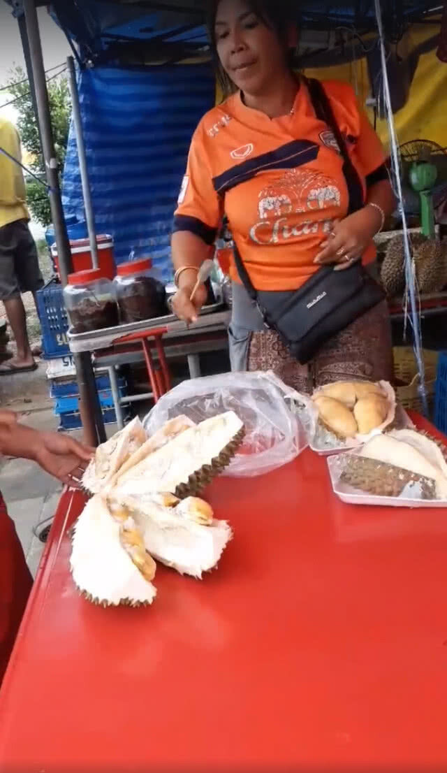 แบบนี้ก็ได้เหรอ? แม่ค้าทุเรียนด่ากราด ลูกค้าเอาทุเรียนเน่ามาคืน