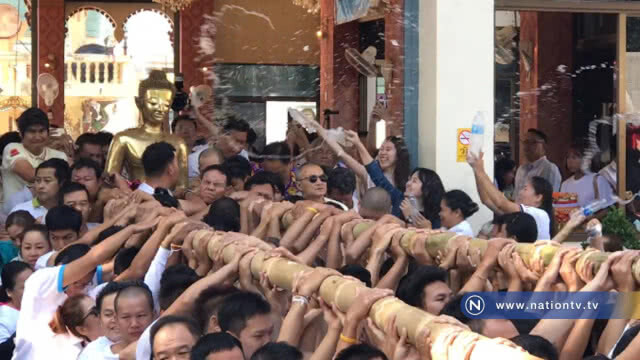 มหาชน "แห่พระใส" กลับอุโบสถปิดงานสงกรานต์